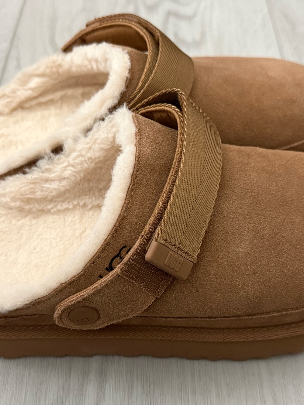 UGG cozy Goldenstar clogs (9.5)